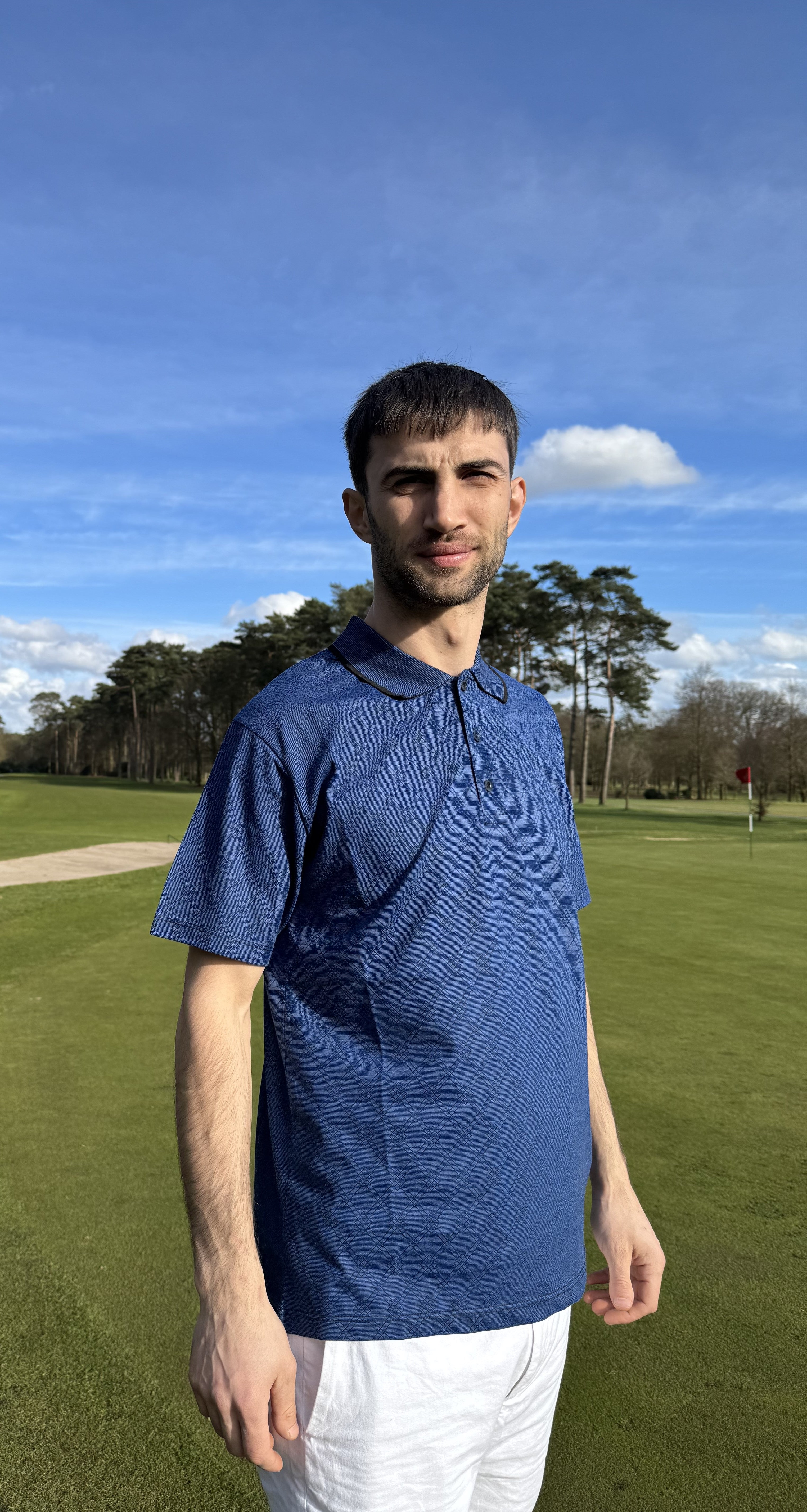 Marineblauwe polo met subtiel patroon